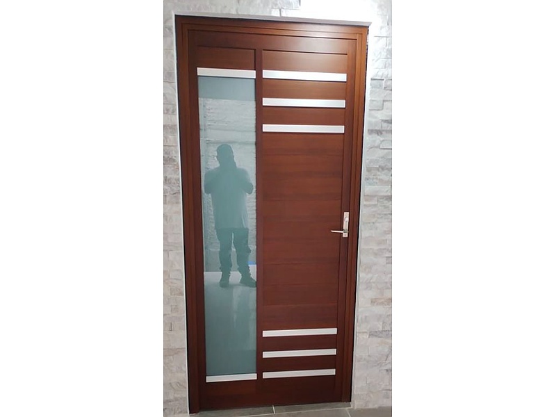 Puerta café de aluminio Mexico Vidrio y aluminio bandera