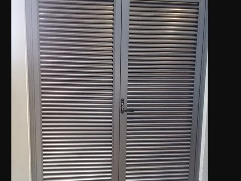 Puerta de aluminio con rejillas en Monterrey
