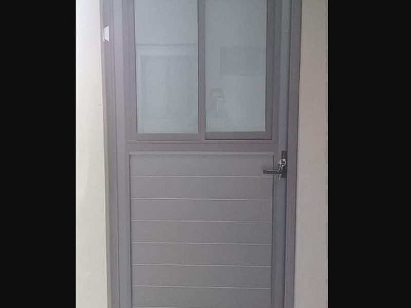 Puerta de aluminio y vidrio en Monterrey