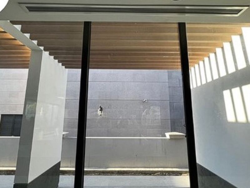 Puerta corrediza para oficina en Monterrey