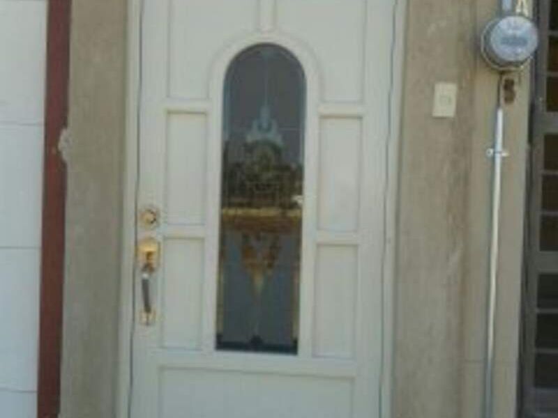 Puerta aluminio color madera blanco