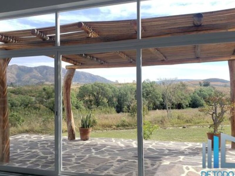 Cancelaría de aluminio y vidrio