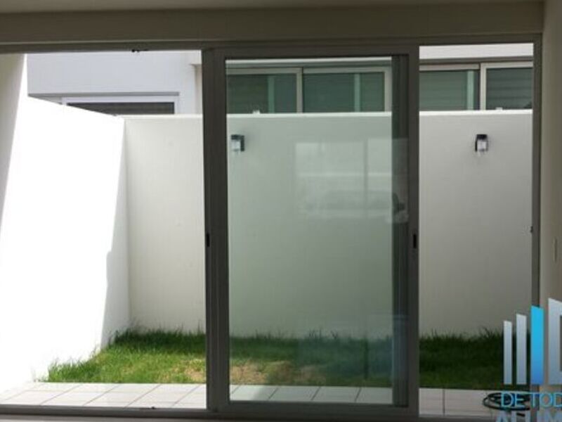 Puerta triple corrediza 