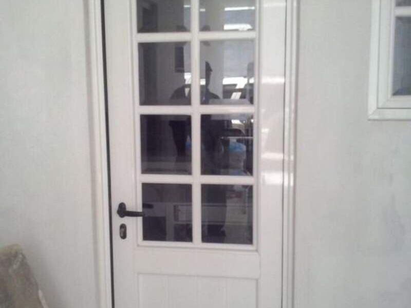 Puerta cuadriculada de aluminio  