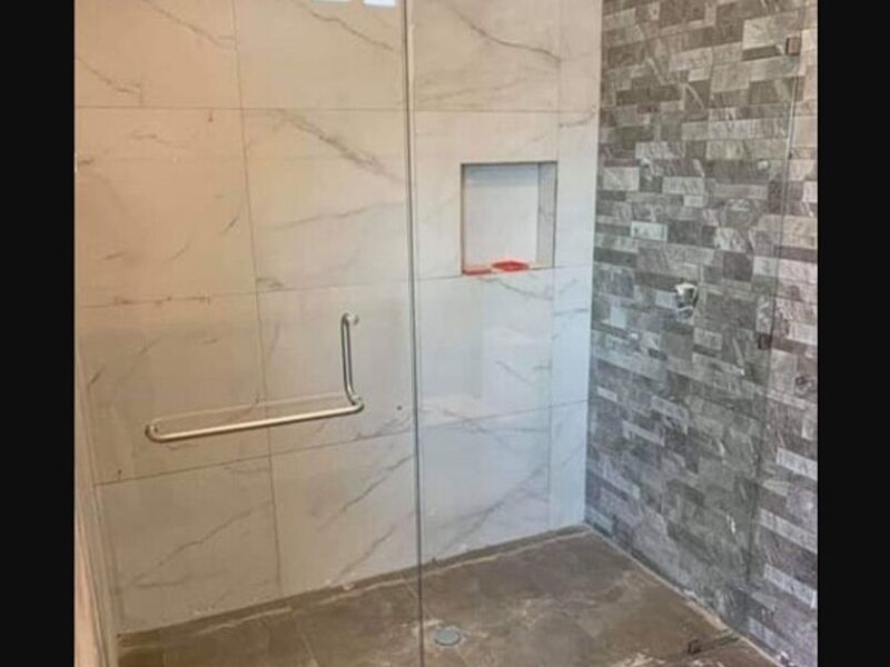 Puerta con bisagras de aluminio en Monterrey