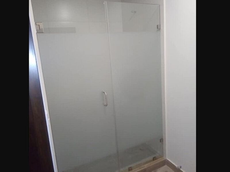 Puerta de baño con cristal templado en México