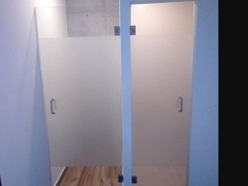 Puerta de cristal y  manija aluminio en México