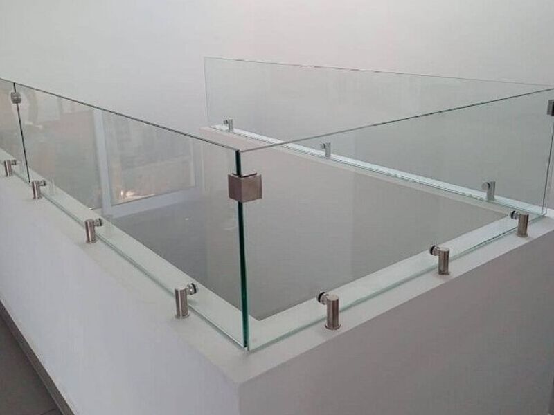 Barandal de vidrio y aluminio en México
