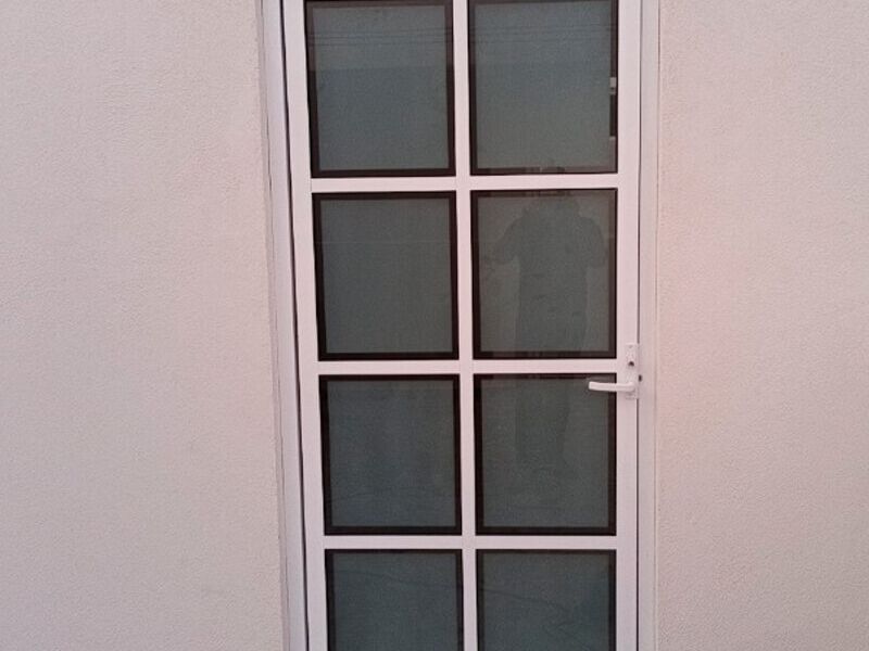 Puerta de aluminio y vidrio en Tehuacán