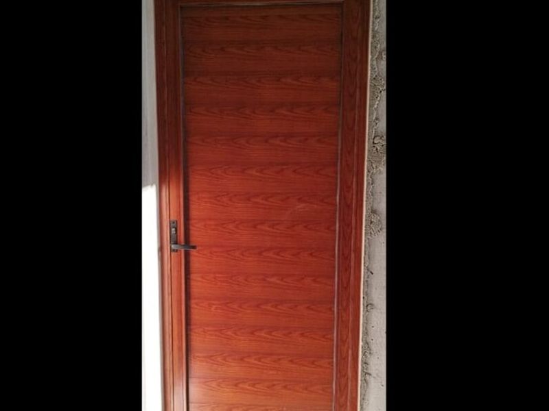 Puerta de aluminio color marrón en Tehuacán