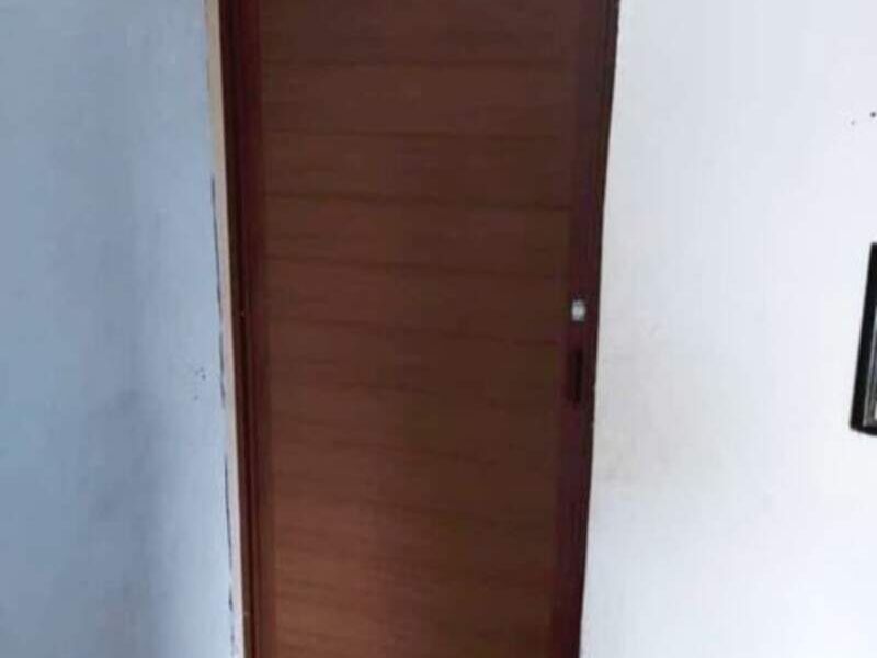 PUERTA EN ALUMINIO COLOR MADERA EN CAMPECHE