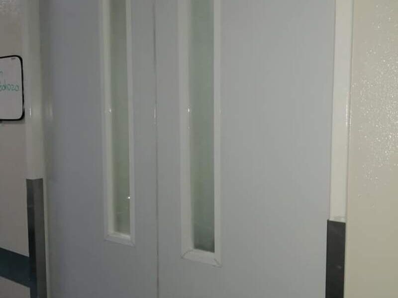 Puertas blancas de aluminio en Aguascalientes 