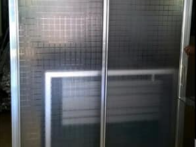 Puerta de vidrio y aluminio de baño en Colima