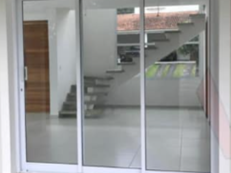 Puerta de Vidrio y Aluminio en Colima