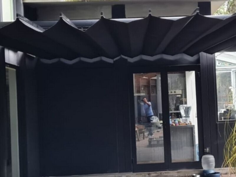 Toldo retráctil