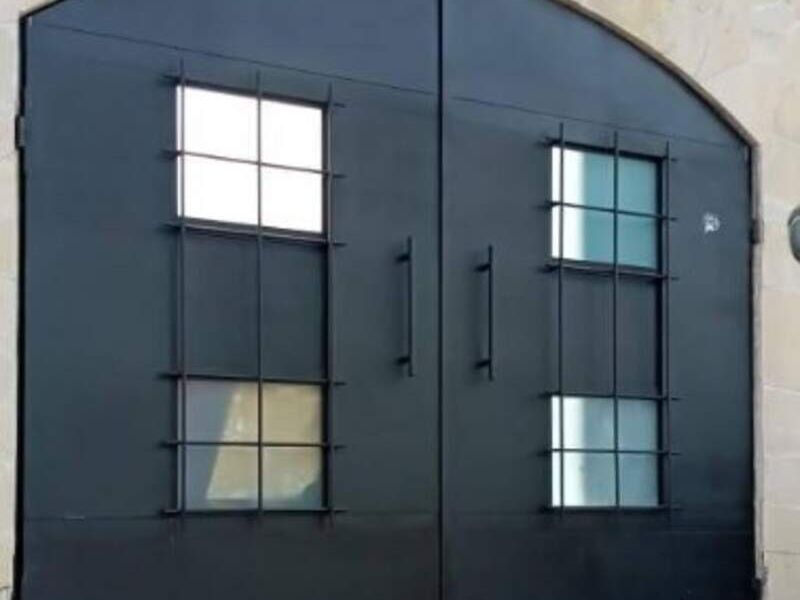 Portón en Aluminio mate negro en Comitán 
