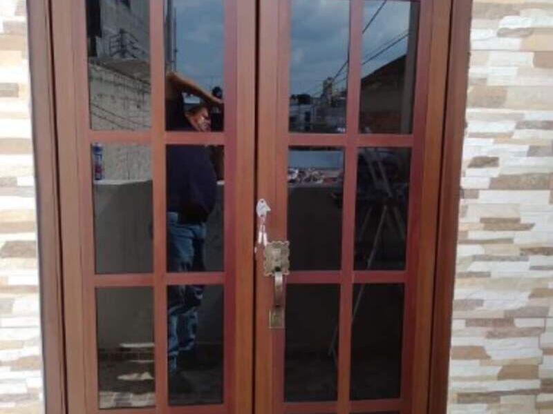 Puerta en Aluminio café en Comitán 