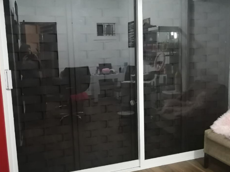 PUERTA CORREDIZA EN ALUMINIO BLANCO COLIMA