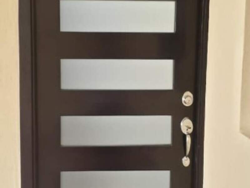 Puerta de aluminio color gris en Toluca
