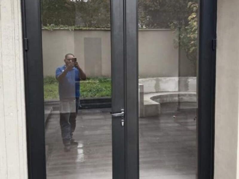Puerta de aluminio negra en Tecámac