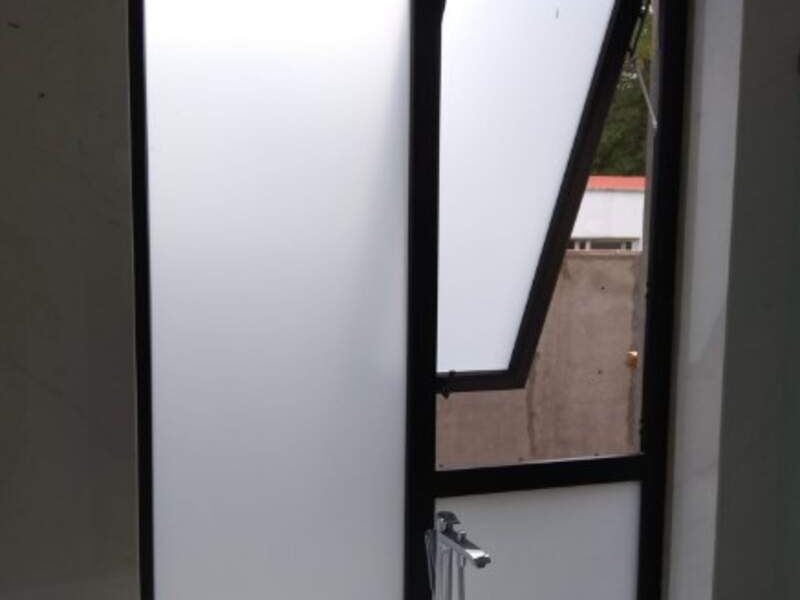 Ventana de aluminio negra en Tecámac