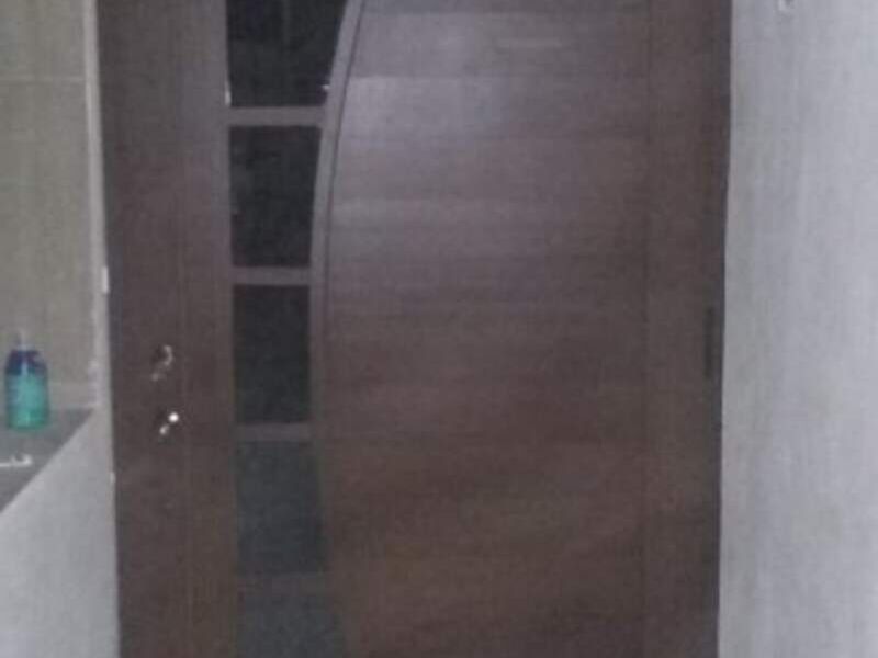 Puerta de aluminio gris en Tecámac
