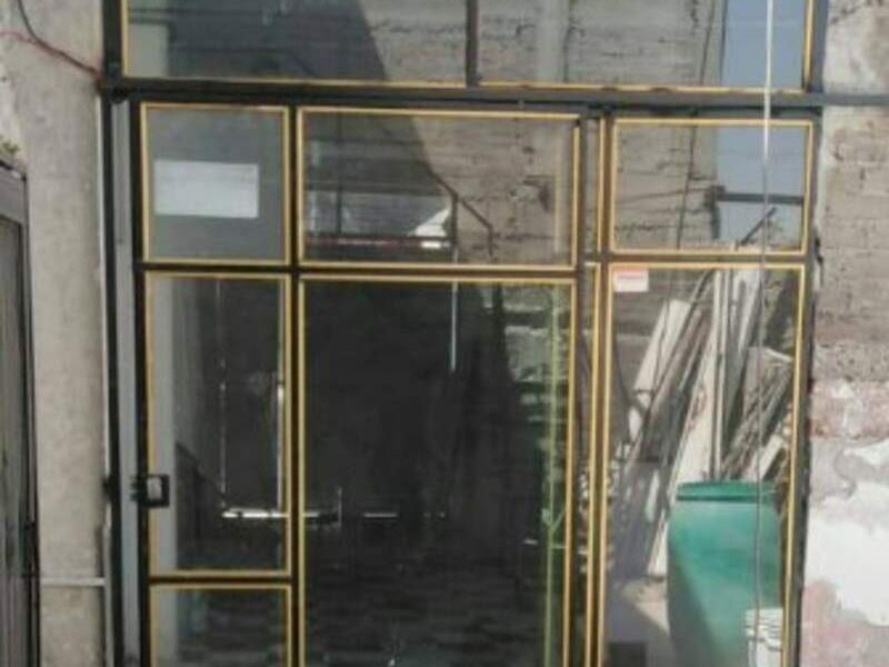 Puerta de aluminio negra en Carmen
