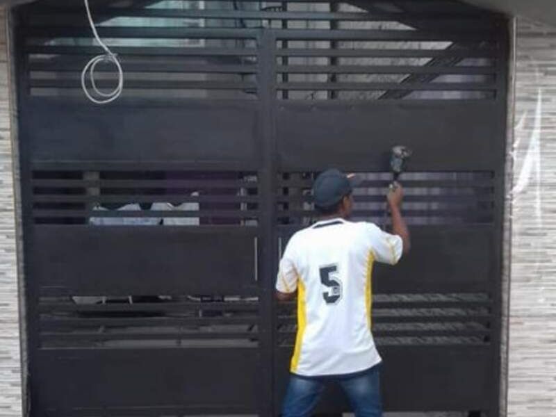 Puerta de aluminio negra Marcos's en Carmen