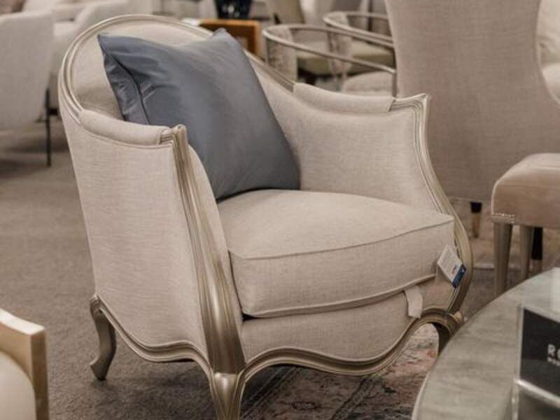 Sillón blanco y dorado 