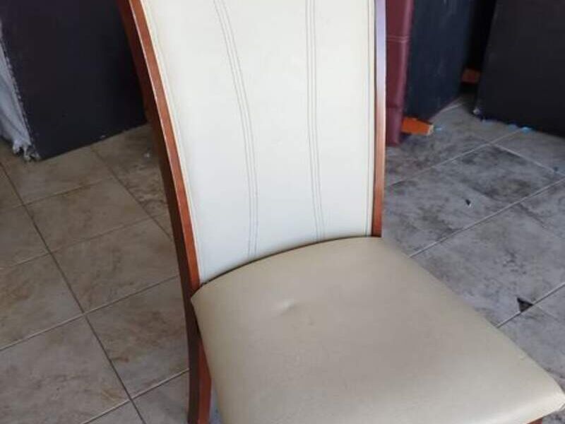 silla blanca de madera