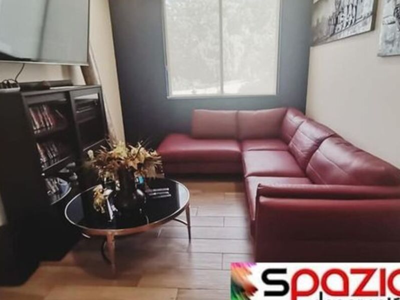 Sala en L color rojo en cuerina 