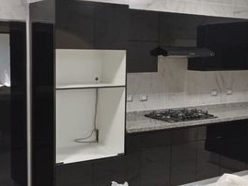 Muebles de cocina de azulejos negros 