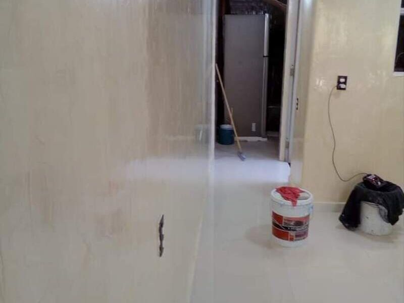 Pintura blanca satinada en pared 