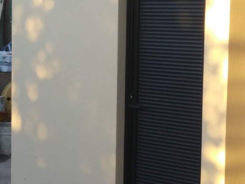 Puerta negra de aluminio en Puebla 