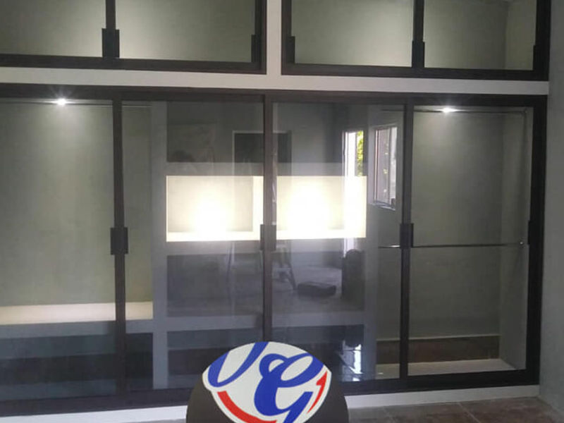 Puerta de aluminio negra en Baja California 