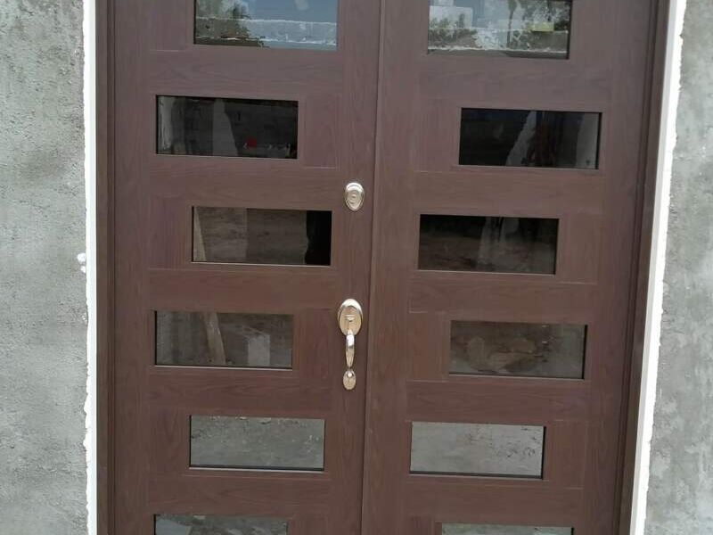 Puerta de madera con ventanales en Puebla 