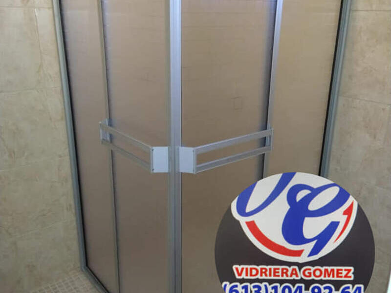 Puerta de baño de aluminio en Morelos 