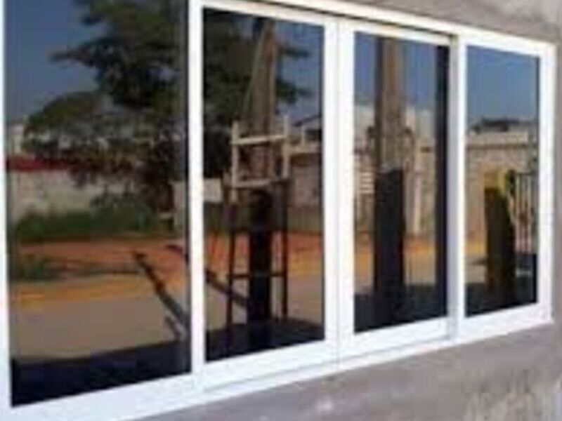 Ventana de aluminio blanca en Hidalgo 