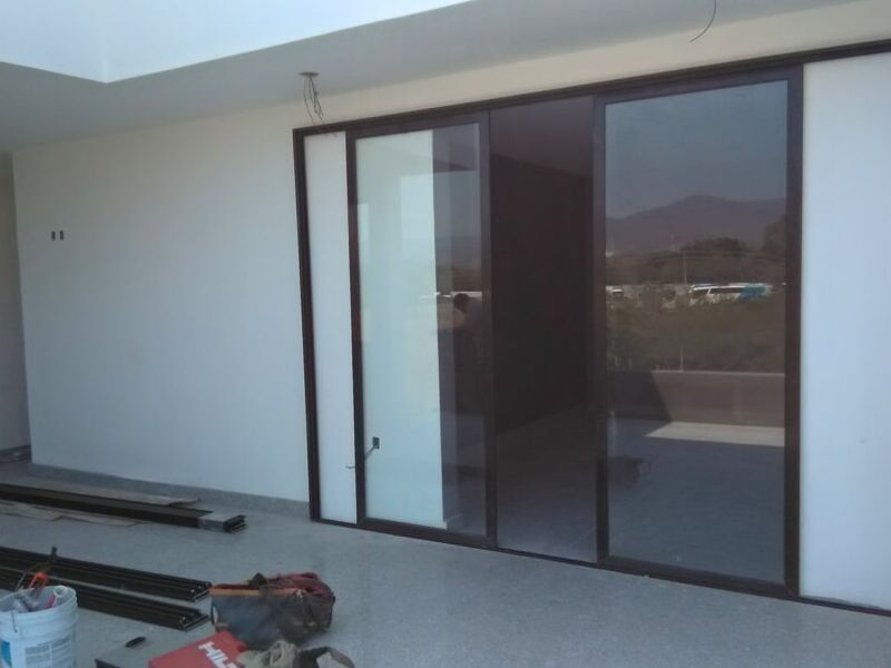 puerta de aluminio abatible en Oaxaca 