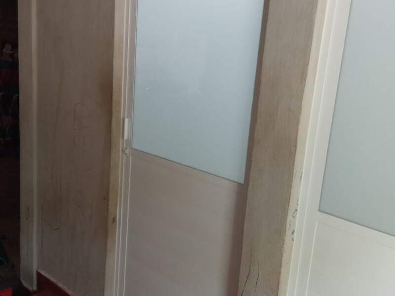 Puerta blanca en Morelos 
