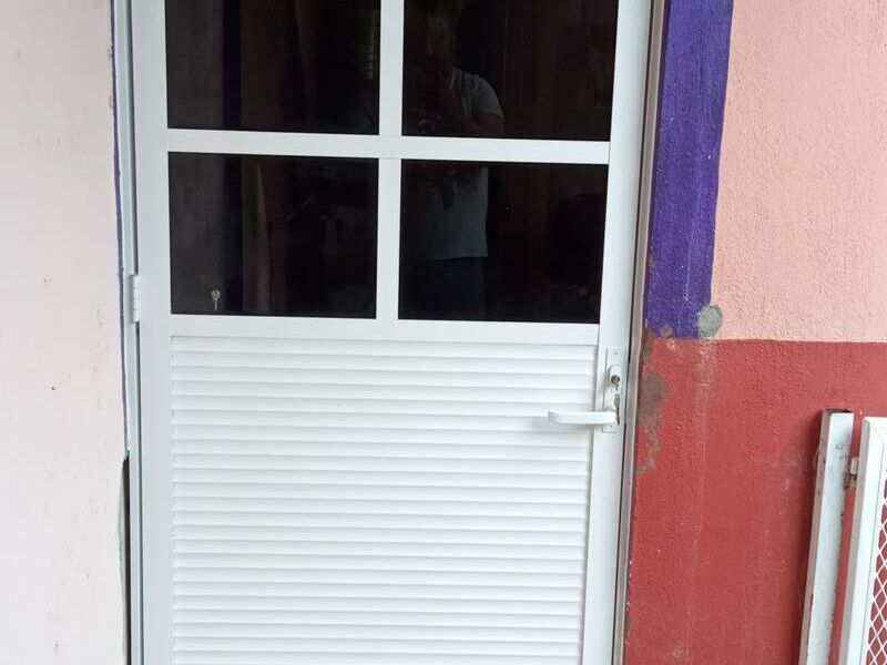 Puerta blanca de aluminio en Tijuana 