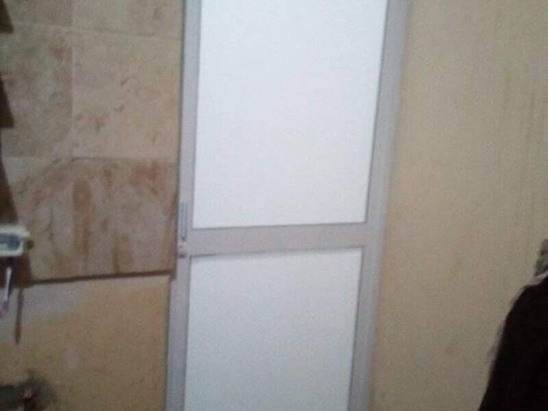 Puerta de aluminio blanca en Morelos 