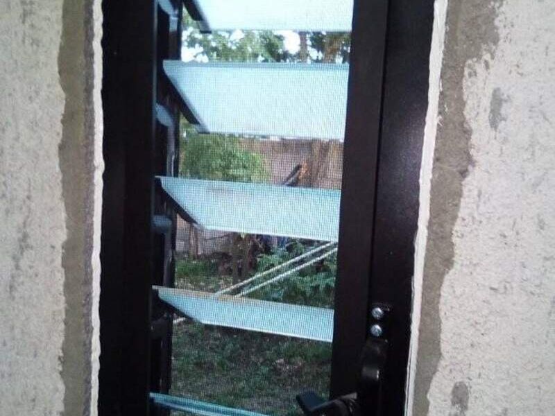Ventana negra pequeña de aluminio en D.F