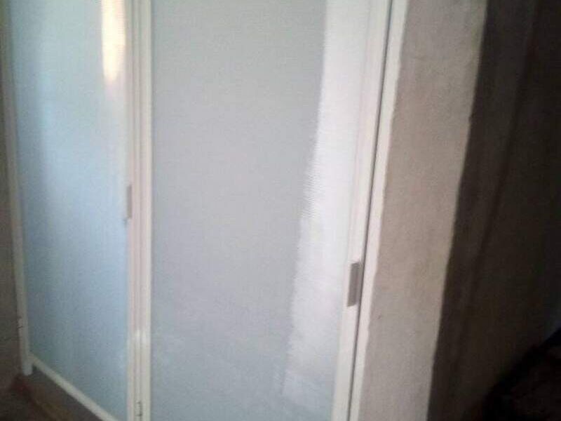Puerta de baño blanca en Tijuana 