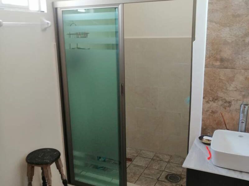 Puerta de aluminio de baño en Oaxaca 