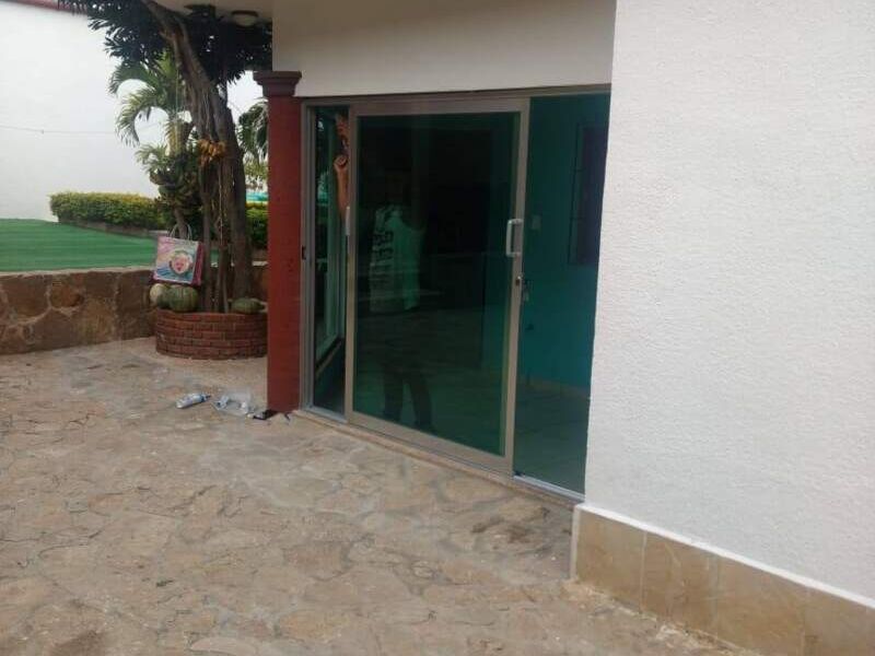 Puerta de vidrio corrediza en Morelos 