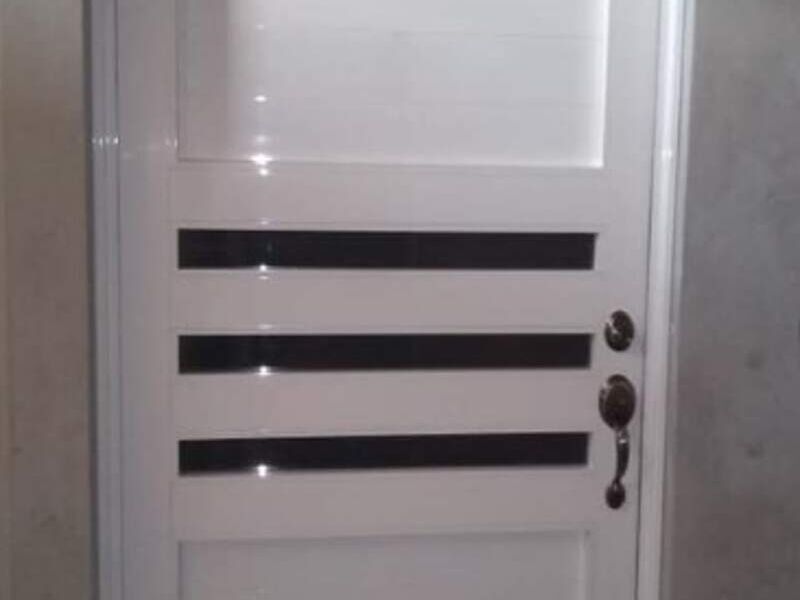 Puerta blanca en Guadalupe Victoria