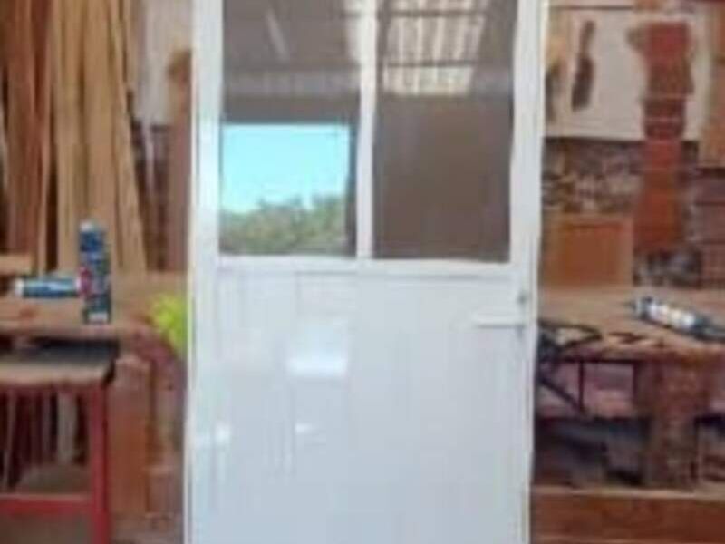 Puerta de aluminio en Guadalupe Victoria