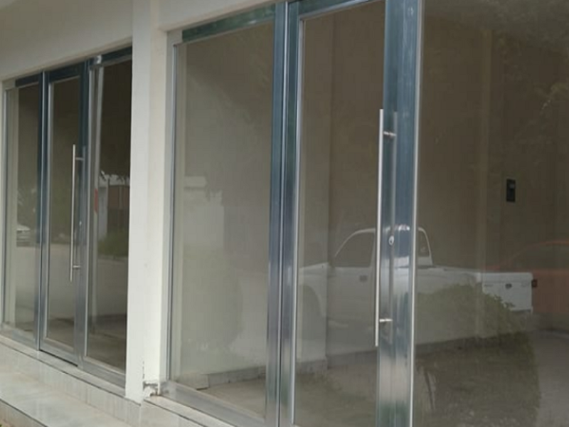 Puerta de vidrio templado Guamúchil