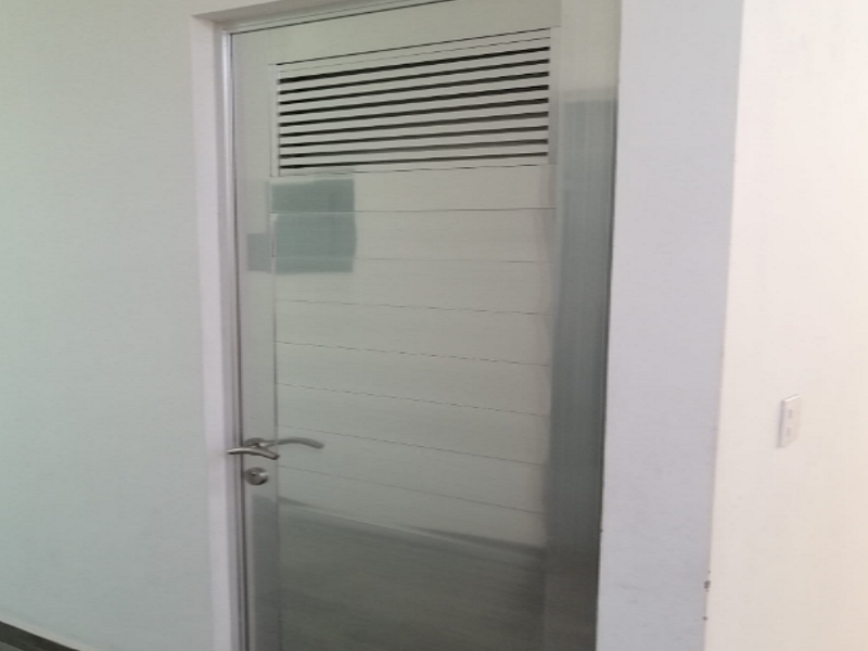 Puerta en aluminio color blanco Sinaloa